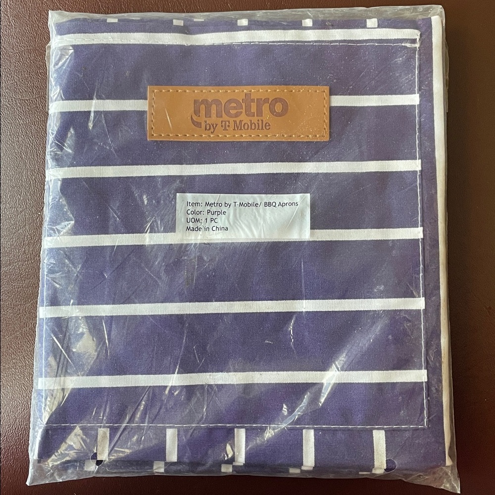 Metro By Tmobile BBQ apron Unisex, 2 Front Pockets, Adjustable